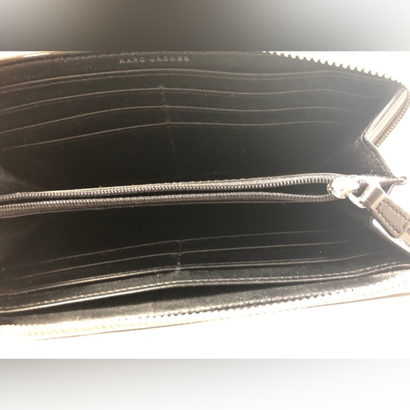 Marc Jacobs Leather Light Grey Zipper Around Wallet - Picture 4 of 5